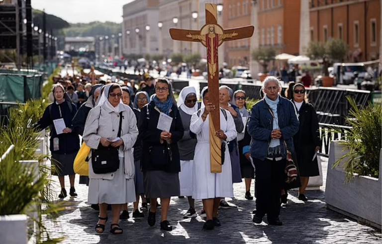 300 ngàn người đổ về Vatican chờ ‘làn khói trắng’